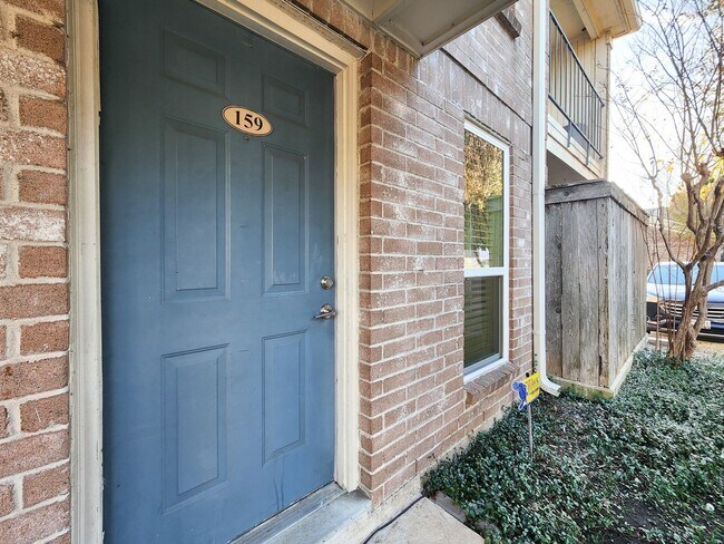 Building Photo - BEAUTIFUL REMODELED 1 BEDROOM 1 BATH CONDO.  GREAT LOCATION!