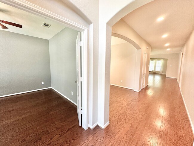Building Photo - 25323 Lisburn Dr