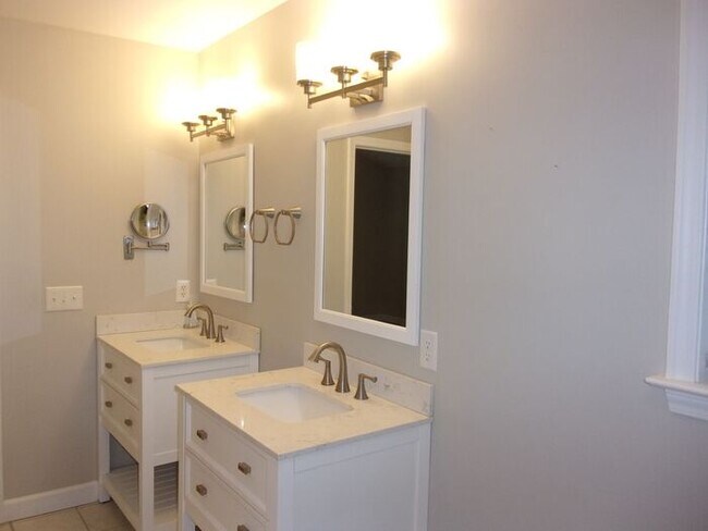 Building Photo - 3 Bedroom 2 Bath Home on over 1 Acre in Yo...