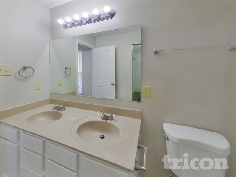 Building Photo - 824 Streamside Dr