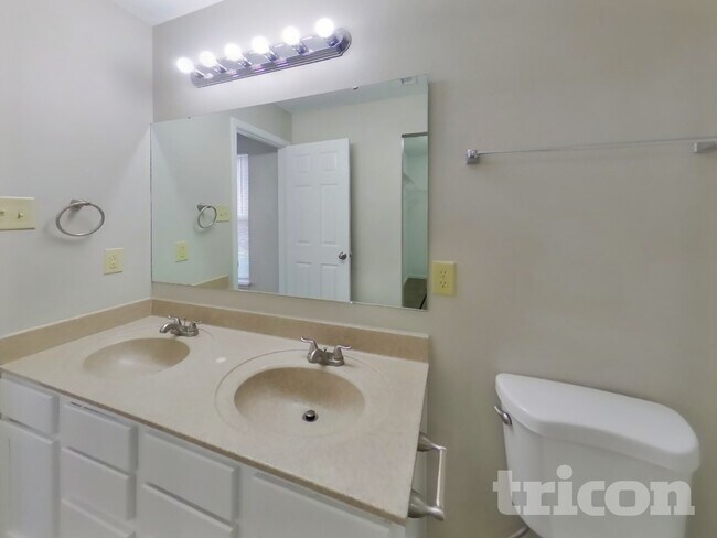 Building Photo - 824 Streamside Dr