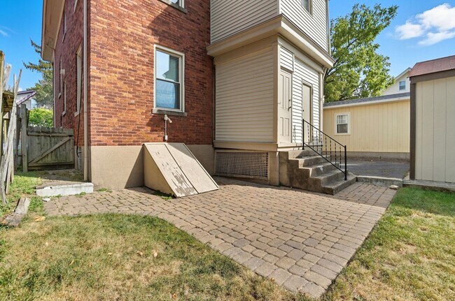 Building Photo - 6 Bed/3 Bath Remodeled Hyde Park Home w/Ce...