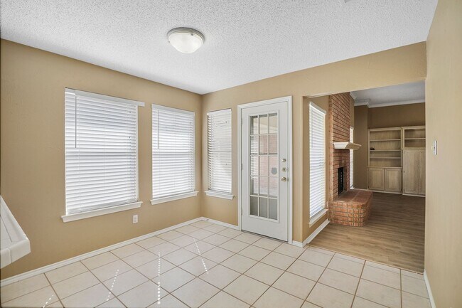 Building Photo - 3040 Flamingo Cir