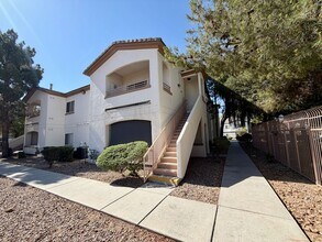 Building Photo - 2 bedroom condo in gated SE location.