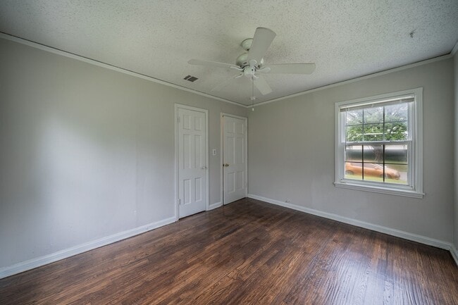 Building Photo - 1155 Greenbrier Dr