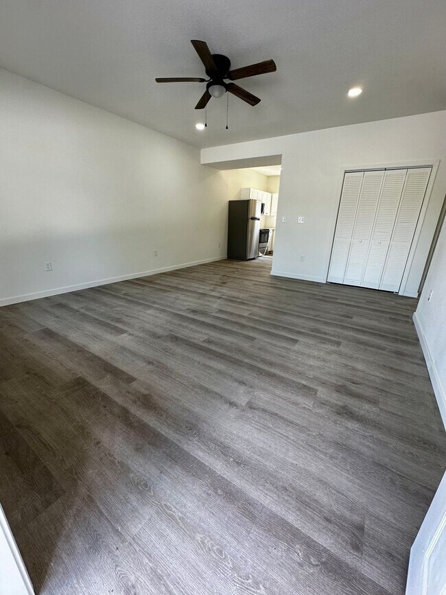 Building Photo - 411 Hillcrest Dr