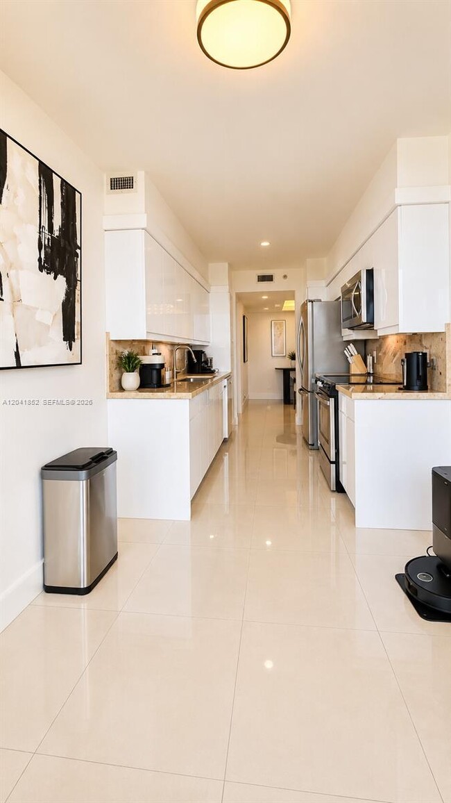 Building Photo - 3640 Yacht Club Dr
