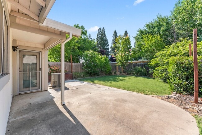 Building Photo - Charming 2 Bedroom 2 Bath Duplex