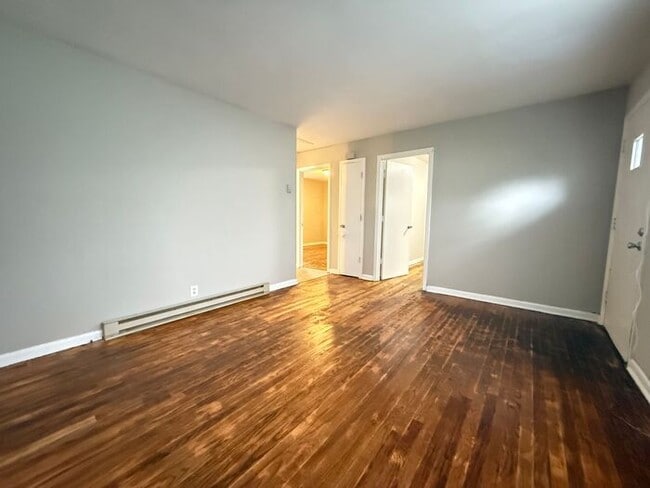 Building Photo - For Rent - 2 Bedroom Apartment Near Downto...