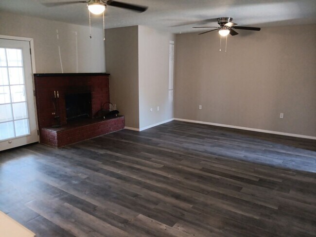 Building Photo - Charming 4-bedroom, 2-bathroom! Showings available NOW!