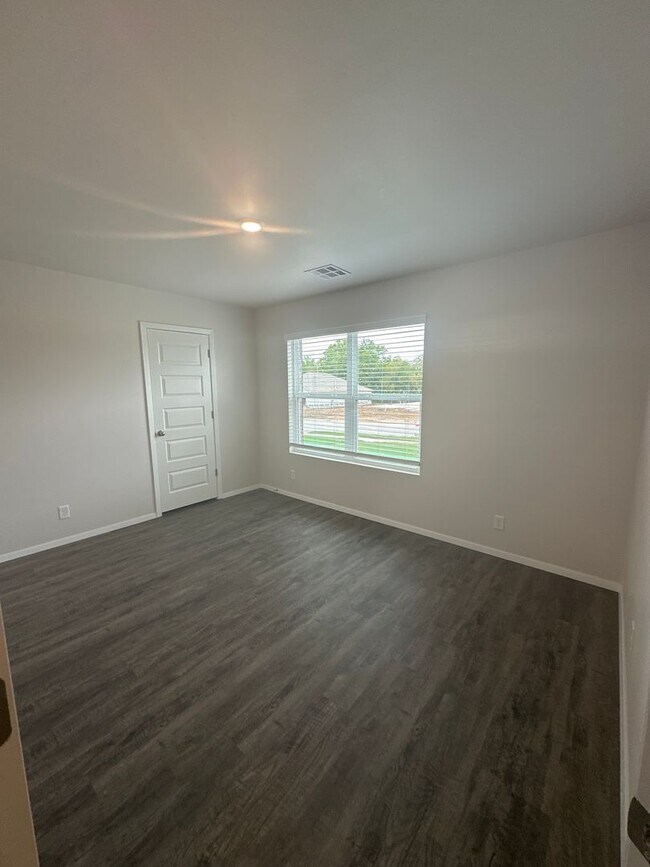 Building Photo - Pre-Leasing Now! Charming Three Bed | Two Bath Home in Broken Arrow