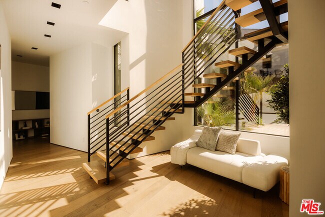 Building Photo - 13331 Mulholland Dr