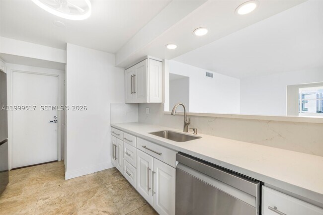 Building Photo - 1420 Brickell Bay Dr