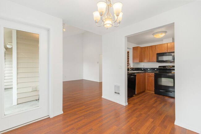 Building Photo - Woodinville 3 Bedroom 2 Bath with Detached Garage - Top Floor