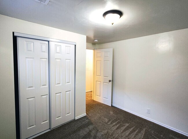 Building Photo - Updated 4 Bd 3 Ba Home in Sandy