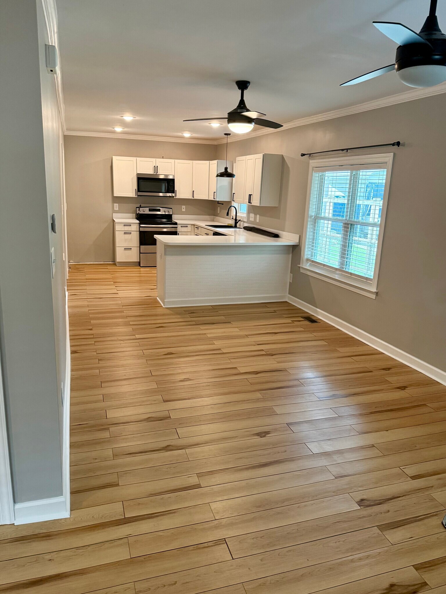living / kitchen - 4119 Peachtree Ave