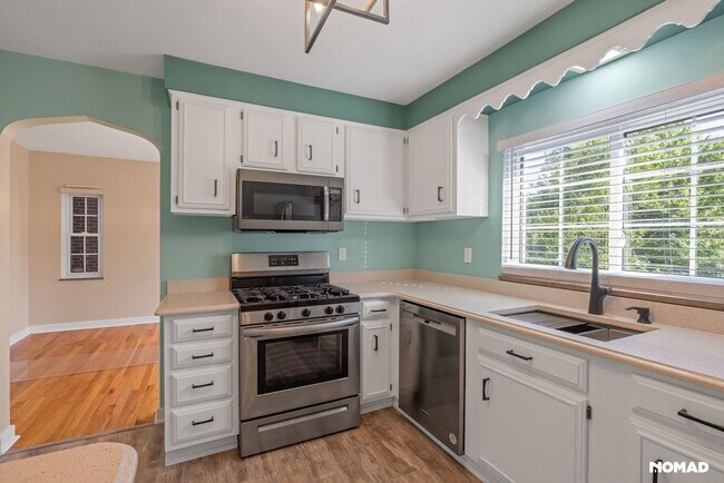 Building Photo - 3 Bedroom Completely Remodeled Single Fami...