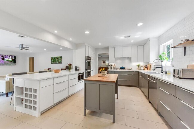 Building Photo - 12326 Old Oaks Dr