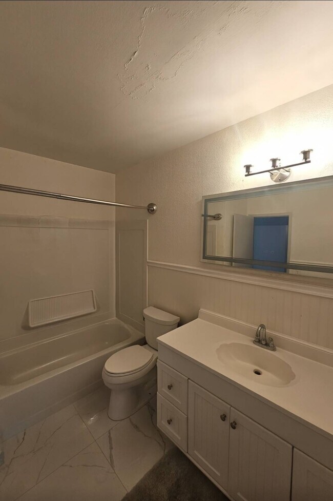 Building Photo - 2030 SW 23rd Ave