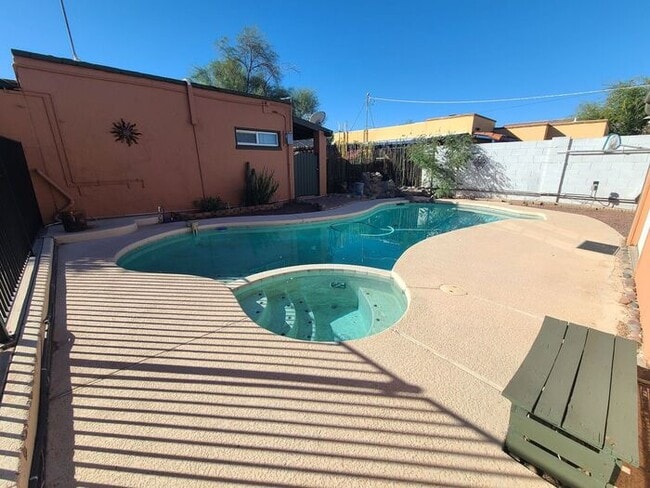 Building Photo - Charming 2 bedroom 1 bathroom