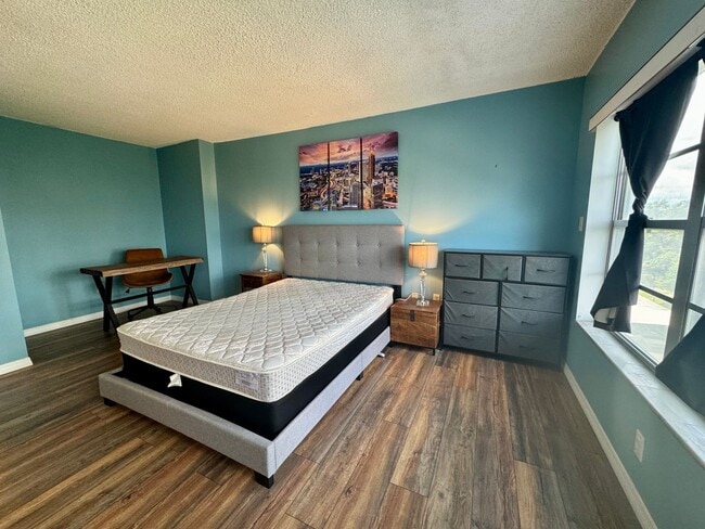 Building Photo - FURNISHED 1 Bed 1 Bath In Amazing Location...