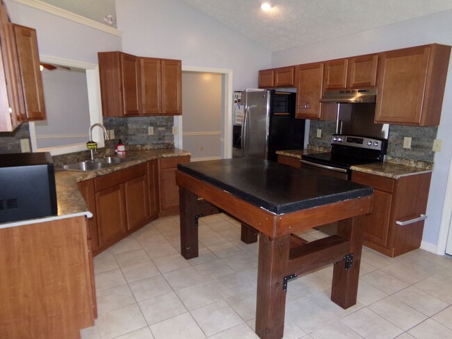 Building Photo - Charming Home in Havelock