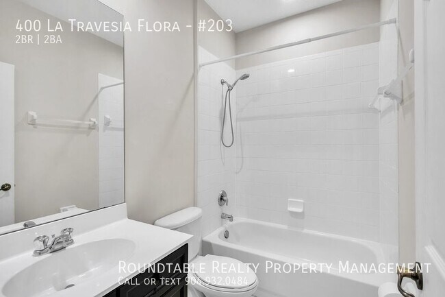 Building Photo - 400 La Travesia Flora