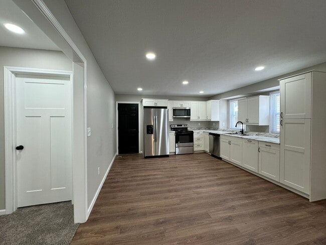 Building Photo - Charming & Fully Remodeled 2-Bed Gem – You...