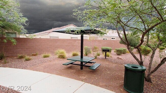 Building Photo - SILVERADO RANCH SINGLE STORY PATIO HOME IN...