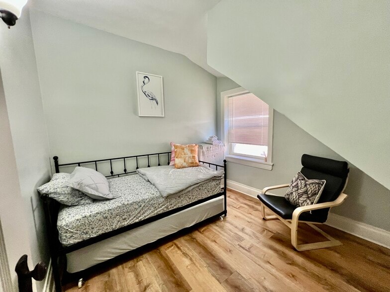 Bedroom 3 - 224 N Austin Blvd