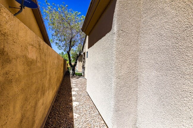 Building Photo - Anthem Country Club Beauty Single Story with Casita