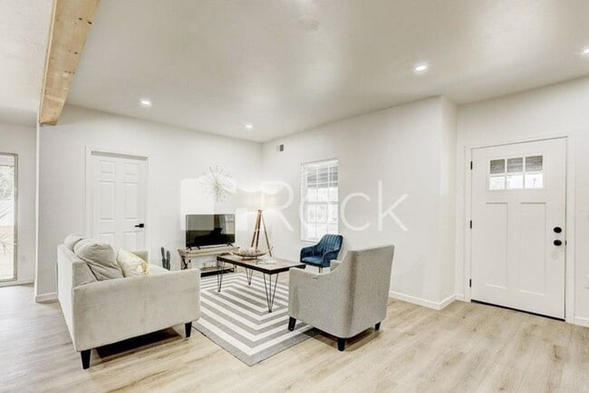 Building Photo - 4 Bedroom Home with 2.5 Bathrooms on a Corner Lot near Plaza District