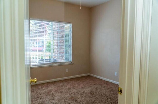 Building Photo - Bright & Spacious 4?BR Fresno Home with High Ceilings & Solar!