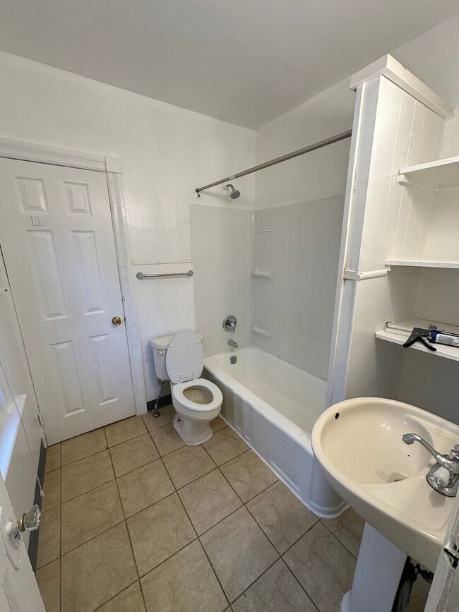 Building Photo - 3 Bed, 2 bath single in Upper Darby