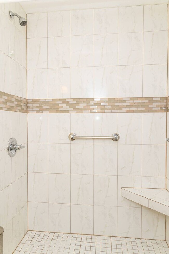 Building Photo - PET FRIENDLY!!!!!!