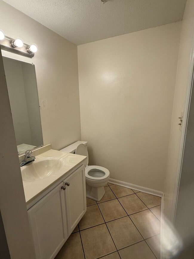 Building Photo - Nice 2 bedroom, 1.5 Townhouse