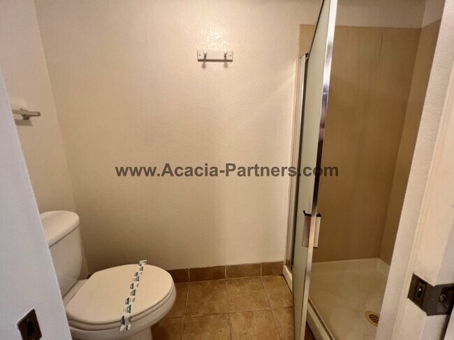 Building Photo - NW Three Bedroom/ 2 1/2 Bath Home