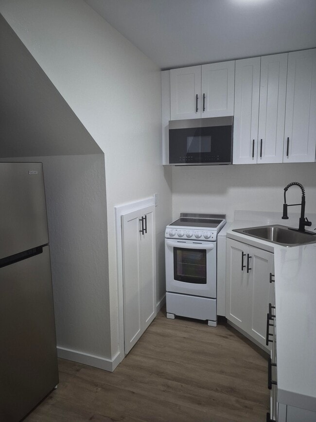 Primary Photo - Lloyd Court Apartments