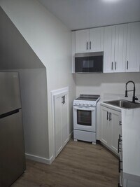 Building Photo - Lloyd Court Apartments