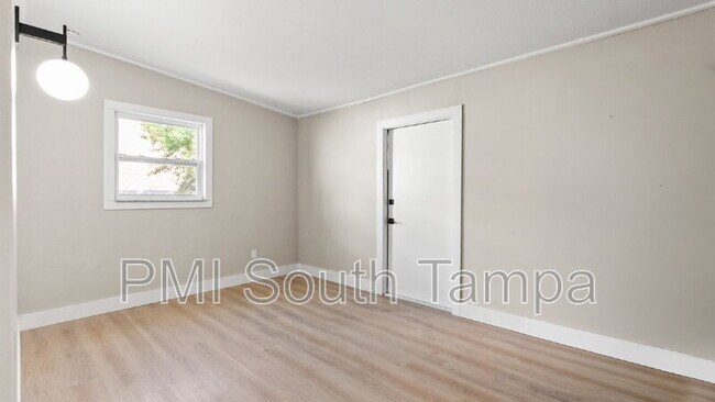 Building Photo - 1541 W La Salle St