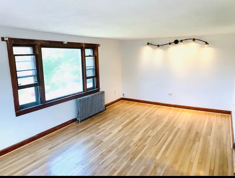 Building Photo - 202 Grove Ave