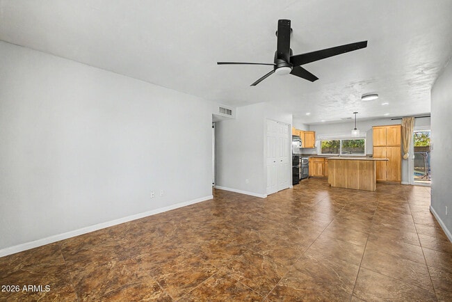 Building Photo - 855 W Lindner Ave