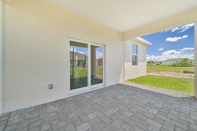 Building Photo - ** 3 + Den Home in NW Cape ~ 2 Car Garage **