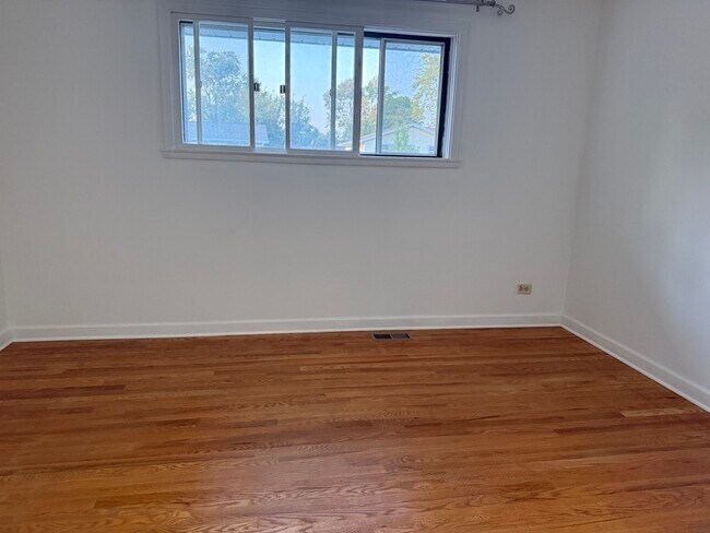 Building Photo - 728 Boxwood Dr