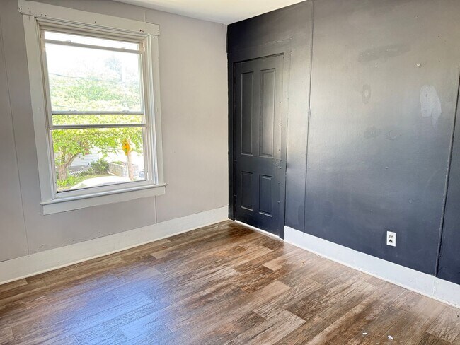 Building Photo - Modern 2 bedroom End-of-Row Townhome in Rothsville - w/ Garage & In Unit Laundry!