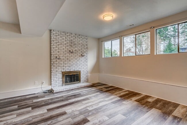 Building Photo - 4 Bedroom 3 Bath Home