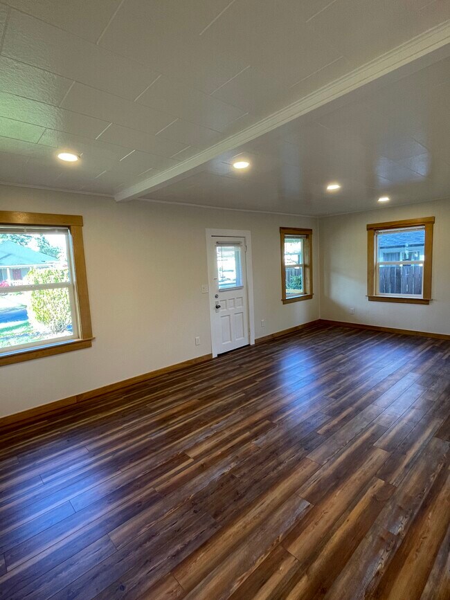 Living - 1200 E 6th St