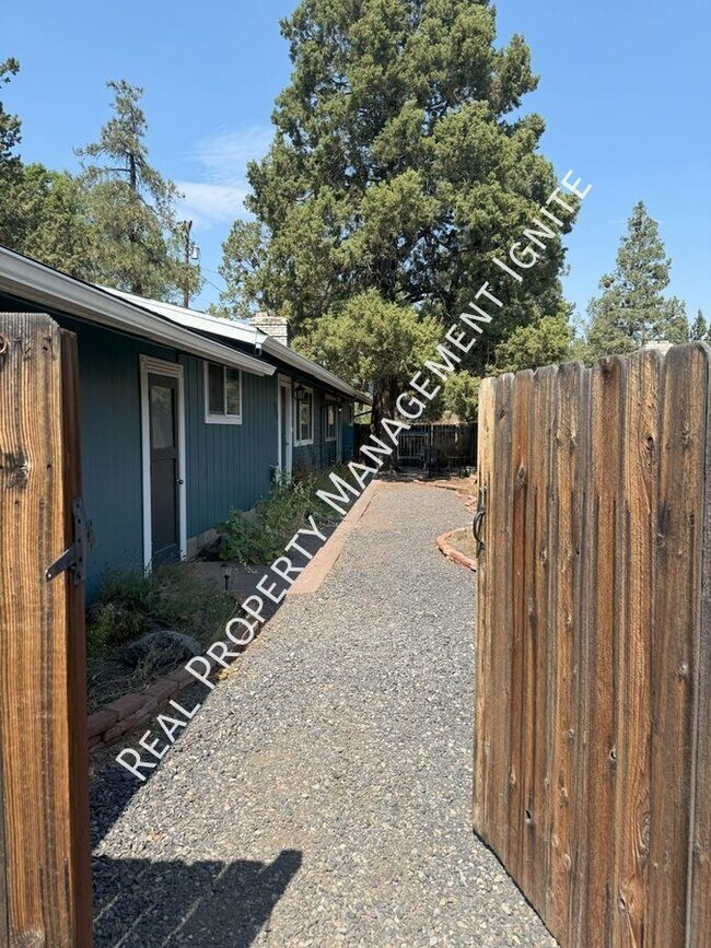 Building Photo - 454 NE Thurston Ave