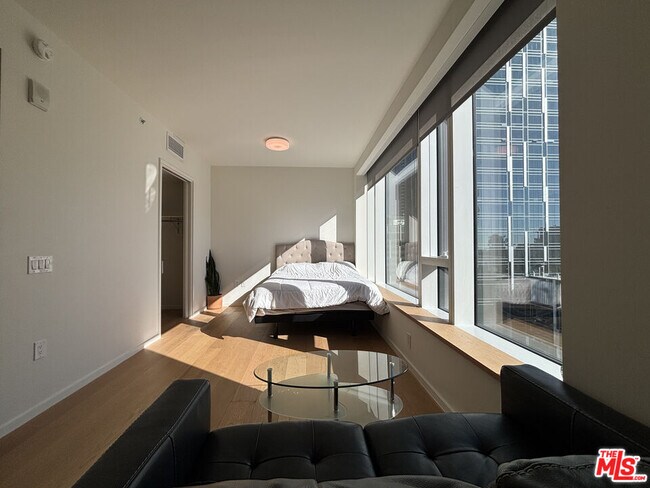 Building Photo - 889 Francisco St