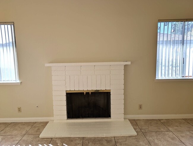 Building Photo - 2 Stories SFR - 4 Bedrooms + 2 Baths.  AVAILABLE NOW!